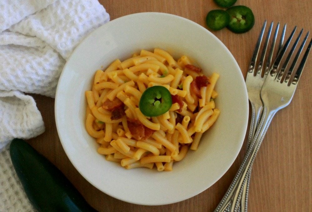 Jalapeño Bacon Mac n Cheese is a quick and delicious way to get your family together at the dinner table. So yummy and tastes so good. - By Mama Maggie’s Kitchen