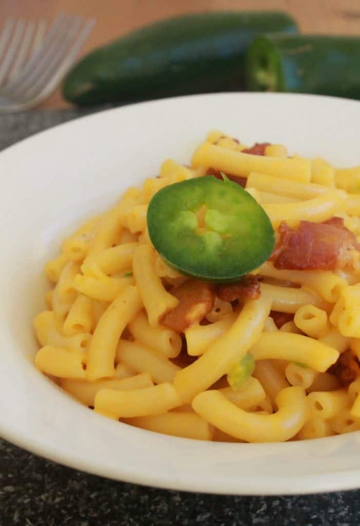 Jalapeño Bacon Mac n Cheese is a quick and delicious way to get your family together at the dinner table. So yummy and tastes so good. - by Mama Maggie's Kitchen
