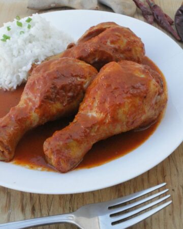This Chicken Drumsticks in Tamarind Chili Sauce is delicious and full of amazing flavors. Spicy and sweet and ready to eat. By Mama Maggie’s Kitchen