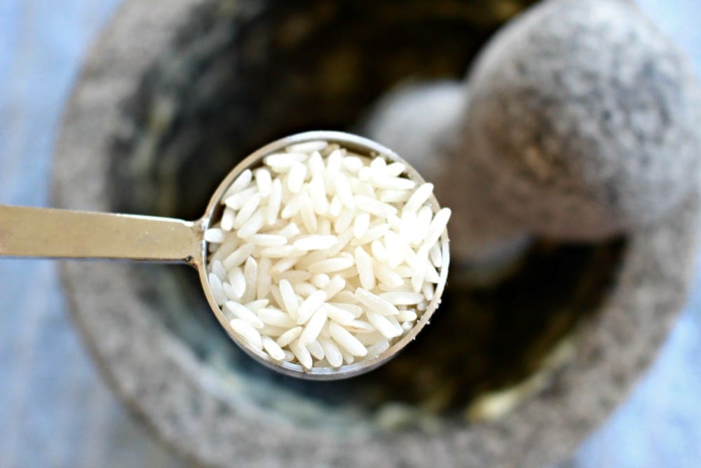 Tablespoon  of dried rice over molcajete.