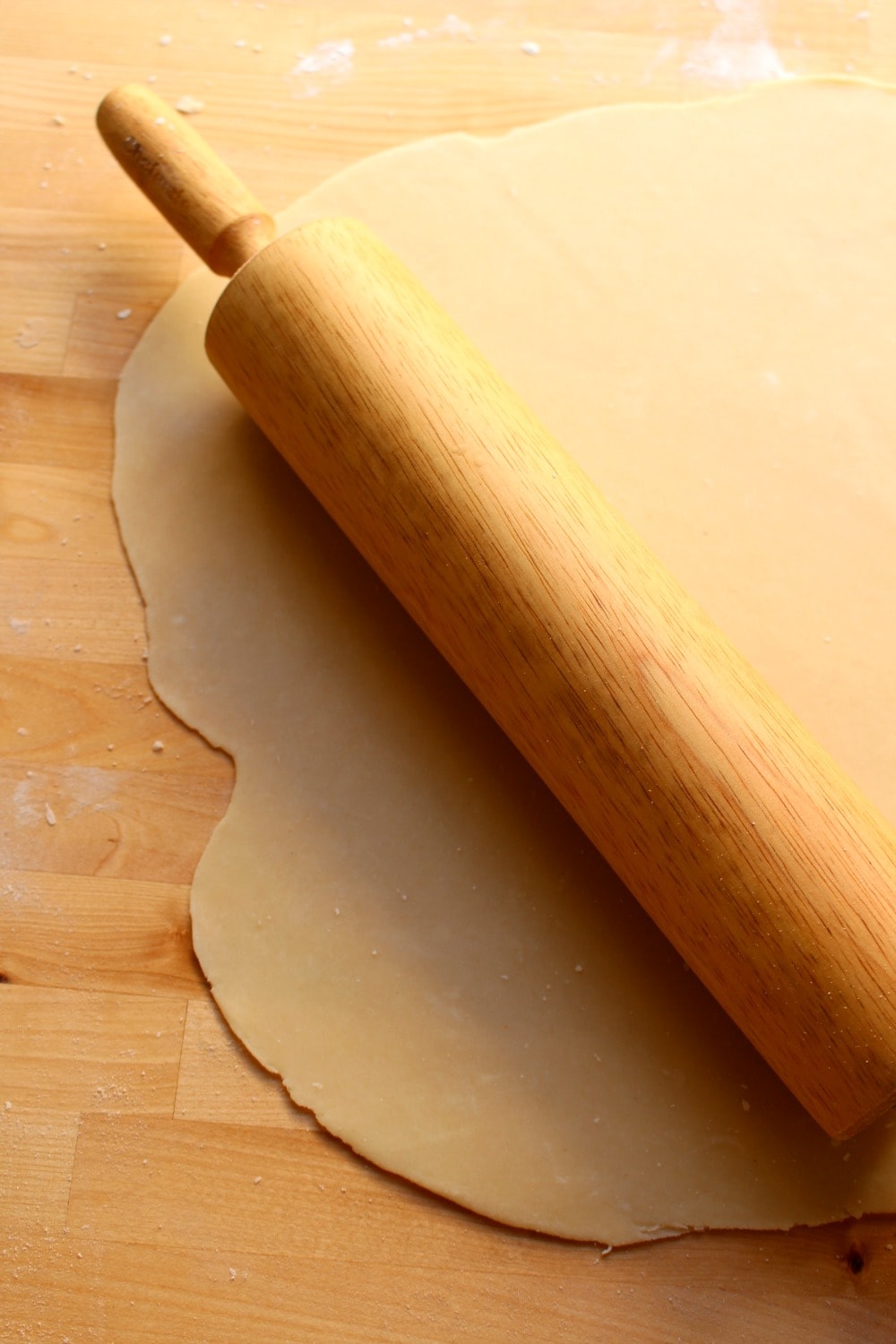 Pie dough that has been rolled out using a rolling pin. 