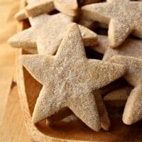 Star-shaped hojarascas cookies on a wooden platter.