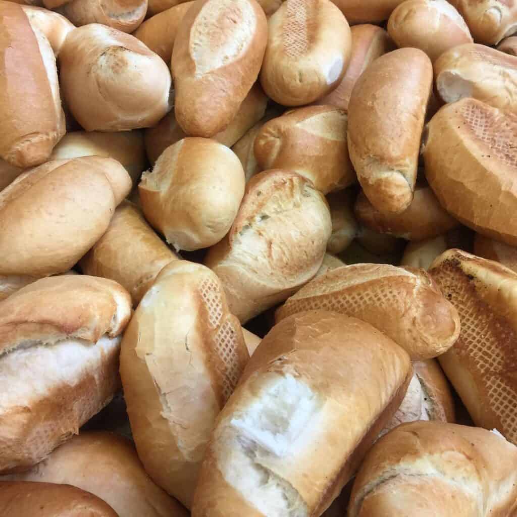 A picture of a pile of freshly baked bolillos.