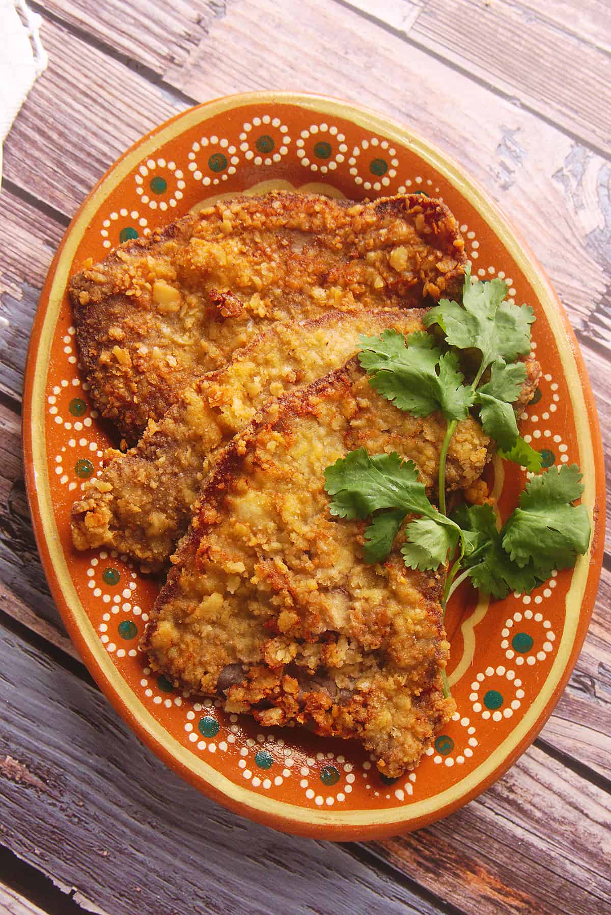 Milanesas de Res served on a plate